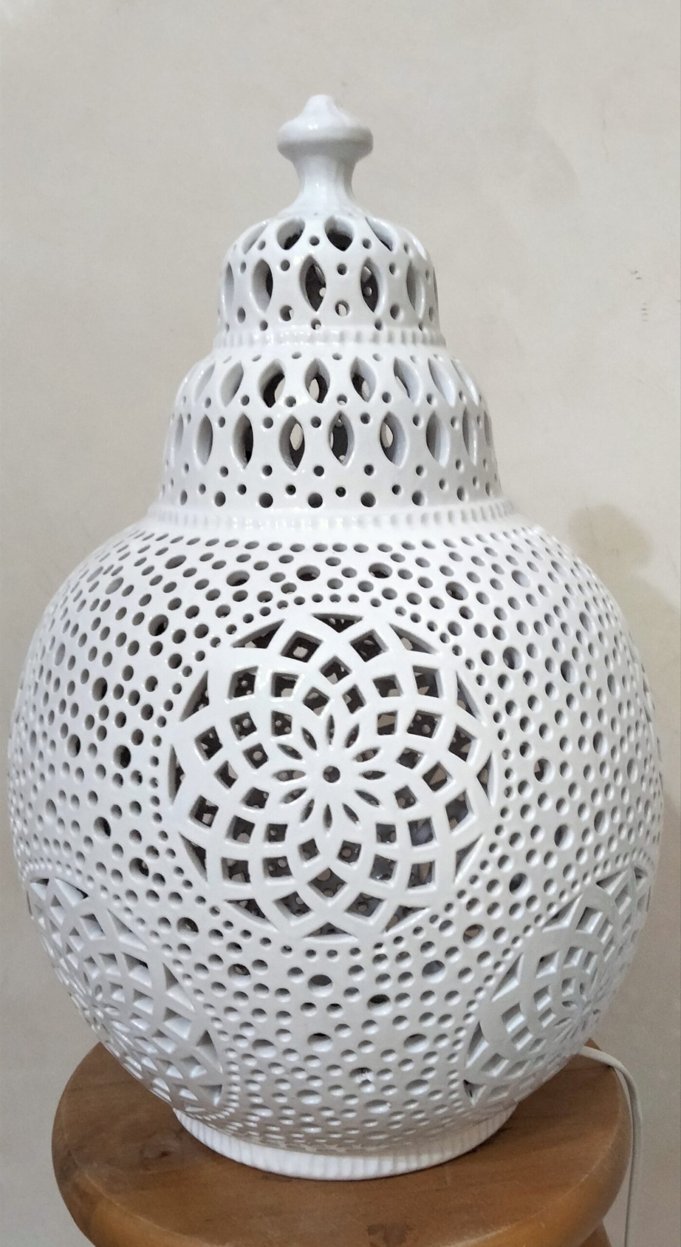 cdg mf lampada traforata 1 scaled Lampada bianca con design traforato.