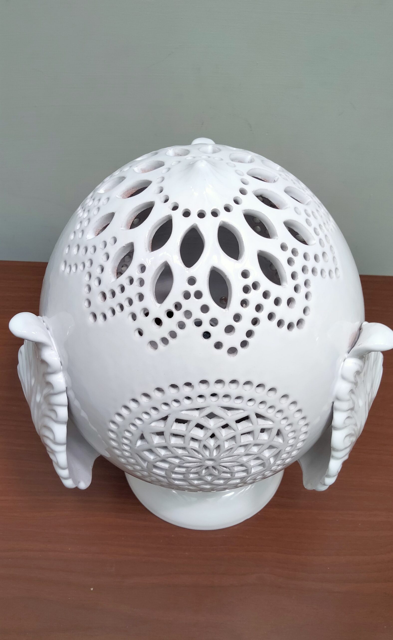 cdg mf cdg pumo foglie 01 Uovo bianco decorato con fori