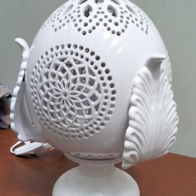 Lampada bianca decorativa a forma ovale.