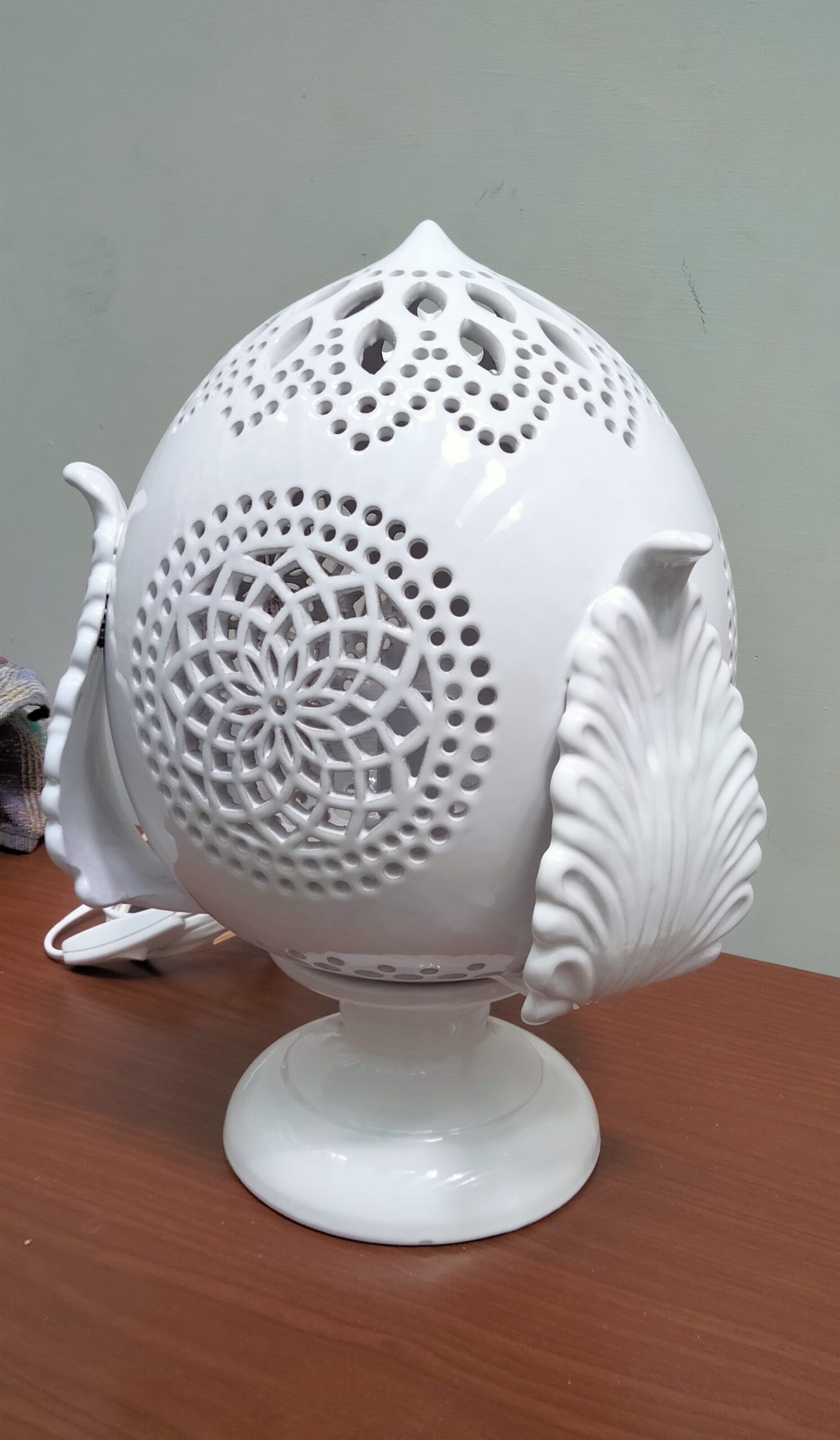 cdg mf cdg pumo foglie 02 Lampada bianca decorativa a forma ovale.