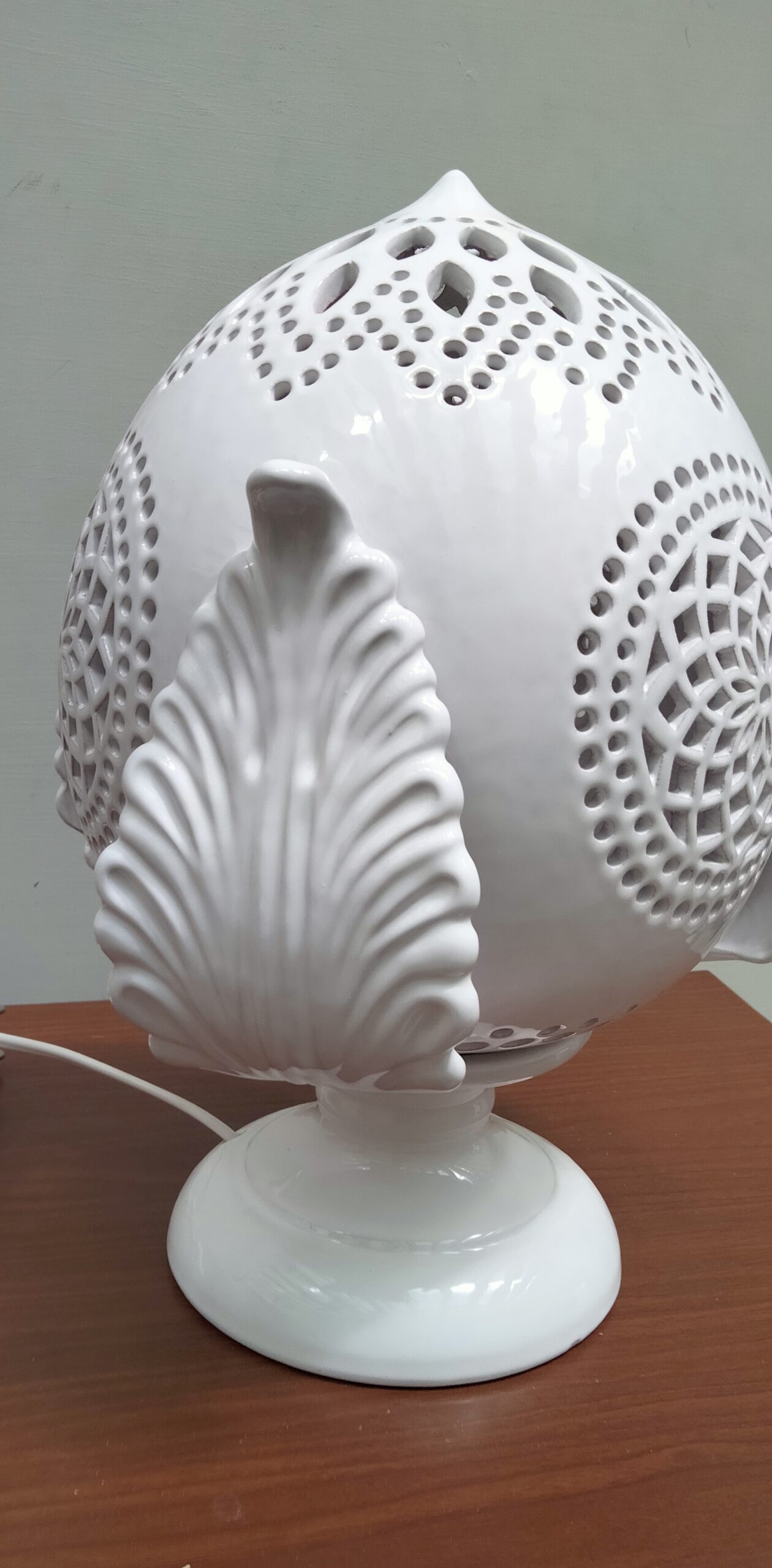 cdg mf cdg pumo foglie 03 Lampada bianca a forma di uovo