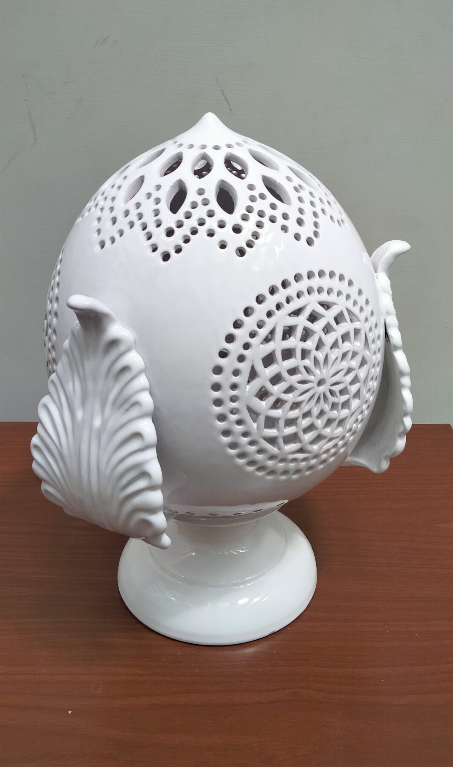 cdg mf cdg pumo foglie 04 Vaso bianco decorato con motivi