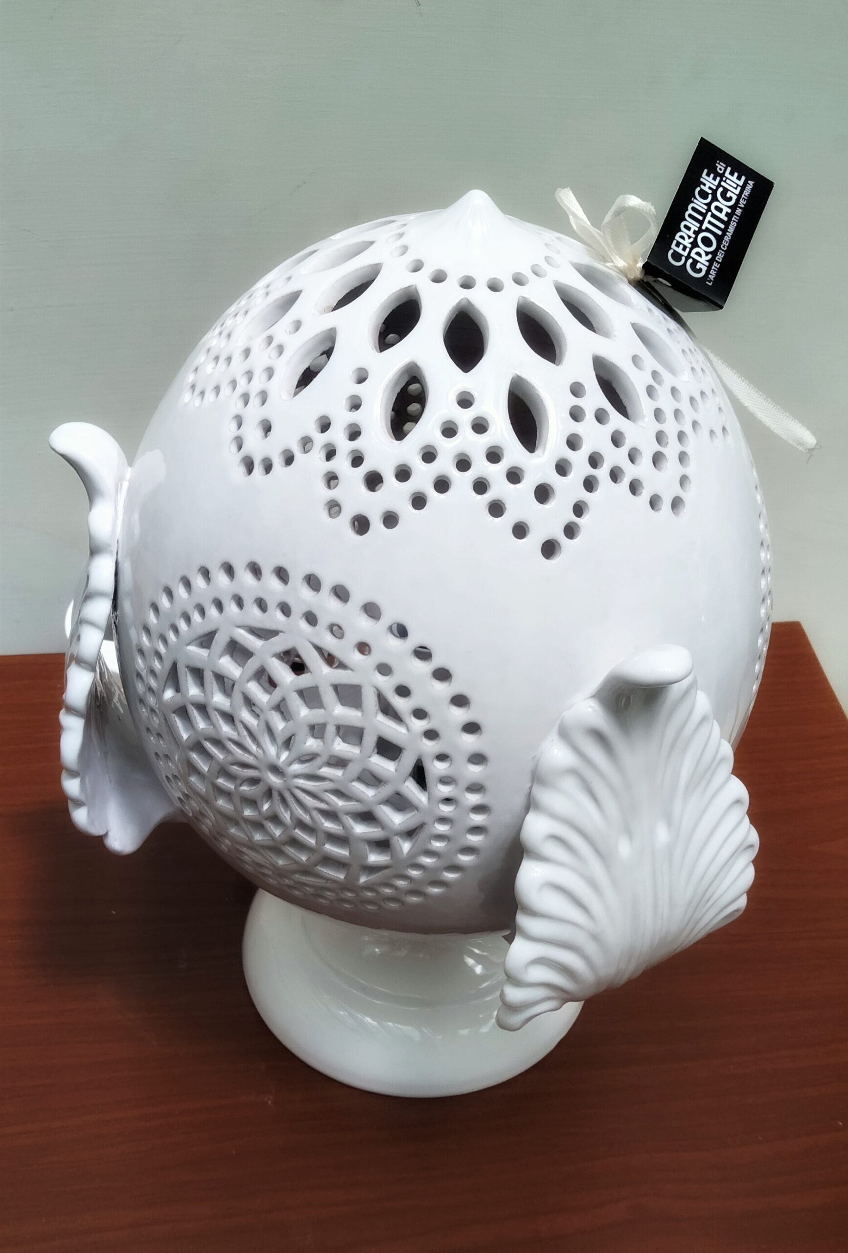 cdg mf cdg pumo foglie 05 Vaso bianco decorato con motivi